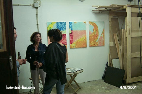 Besucher der Vernissage vor einem Triptychon.