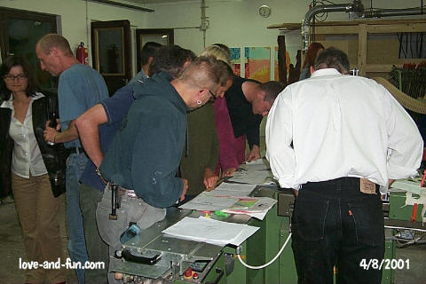 Eine Jurie der ausstellenden Künstler bewertet Möbel-Designs der Besucher.